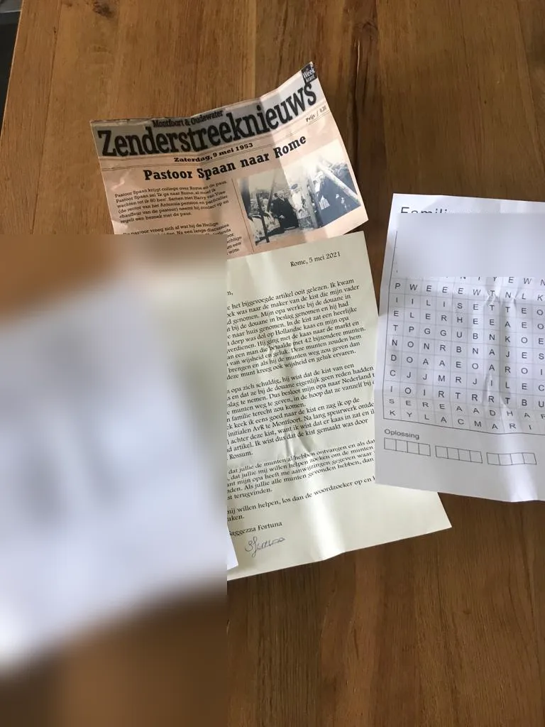 Het nepkrantenartikel, de brief uit Rome en een woordzoeker op tafel